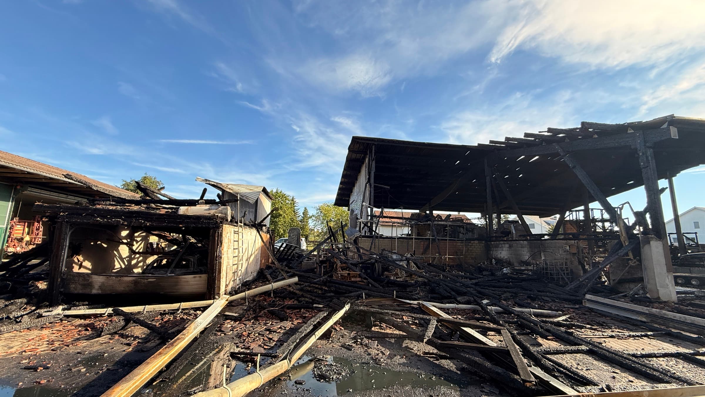 Blick über den Brandplatz mit eingestürztem Dachstuhl