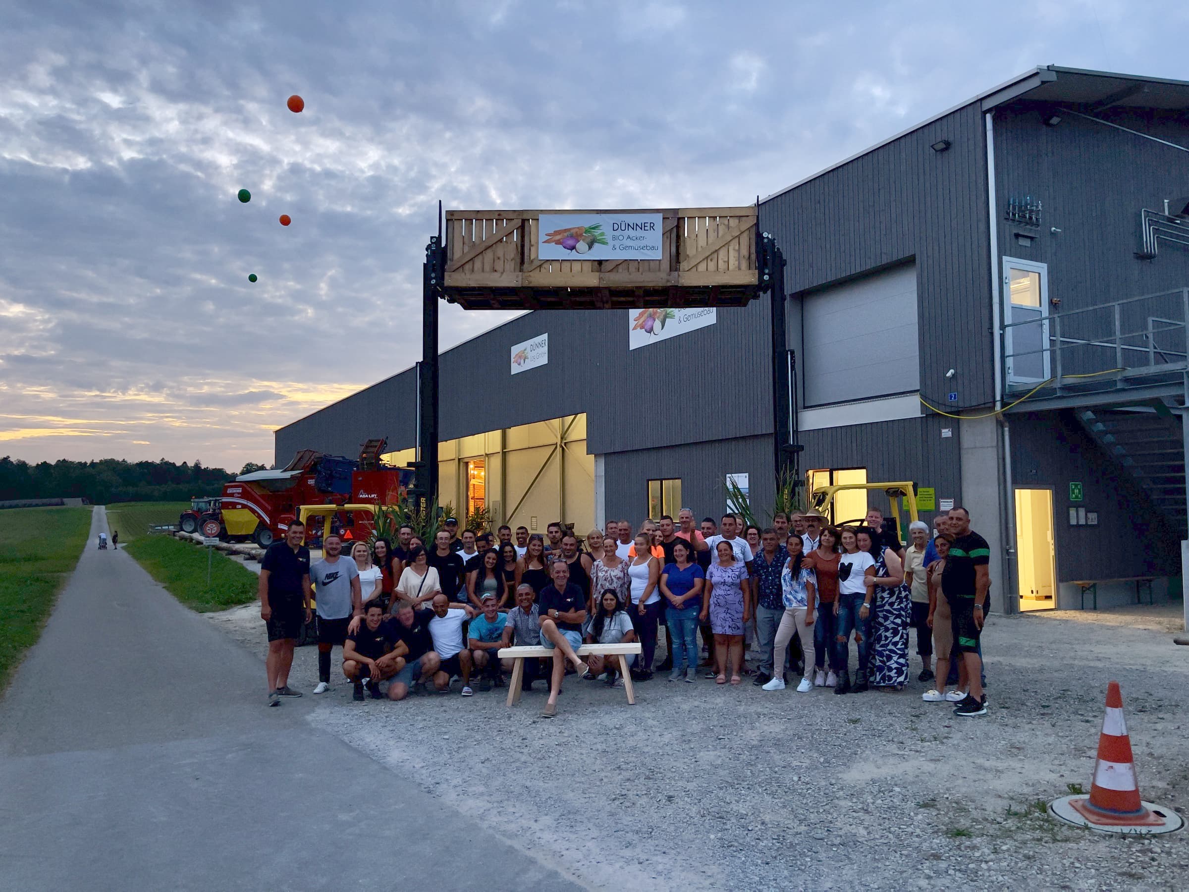 Die Belegschaft der Dünner BIO AG vor der Halle in Neuwilen