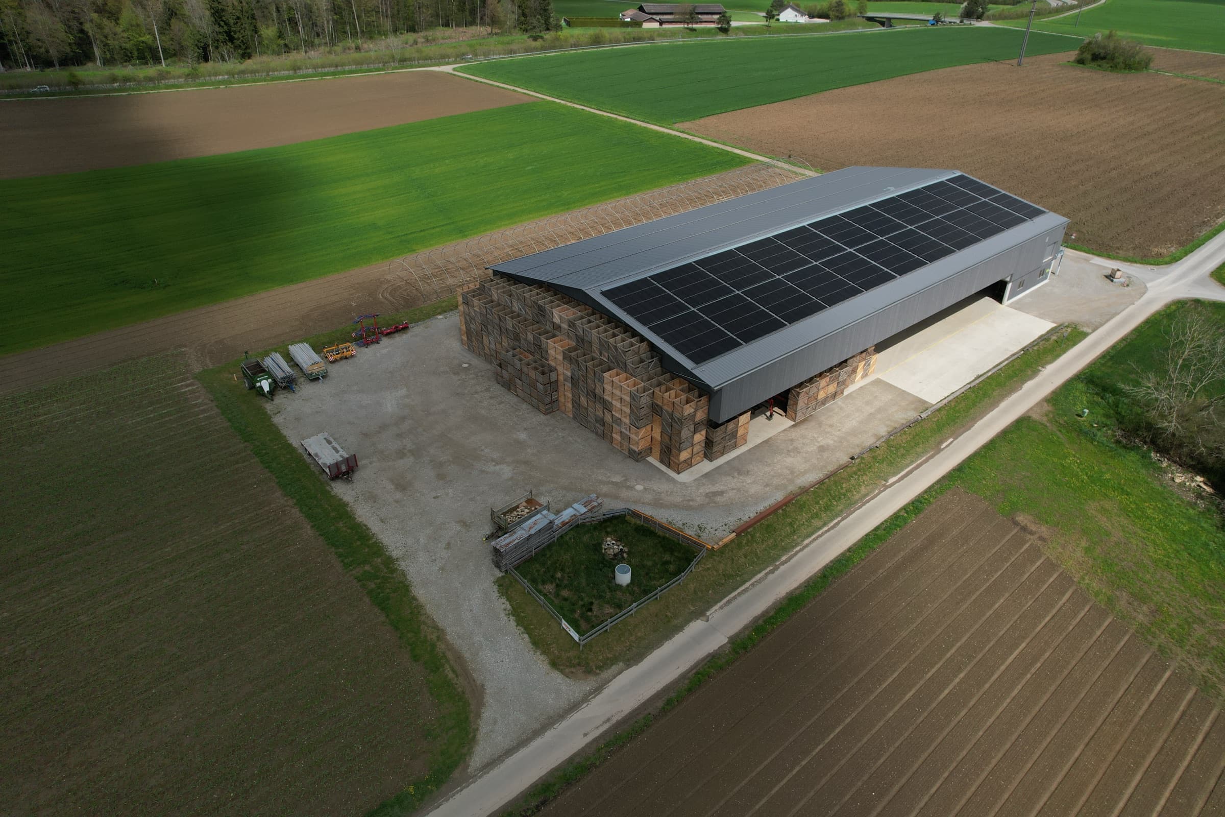 Hala chłodnicza ze skrzyniopaletami i instalacją fotowoltaiczną na dachu