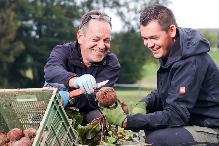Urs und Roman Dünner auf dem Betrieb